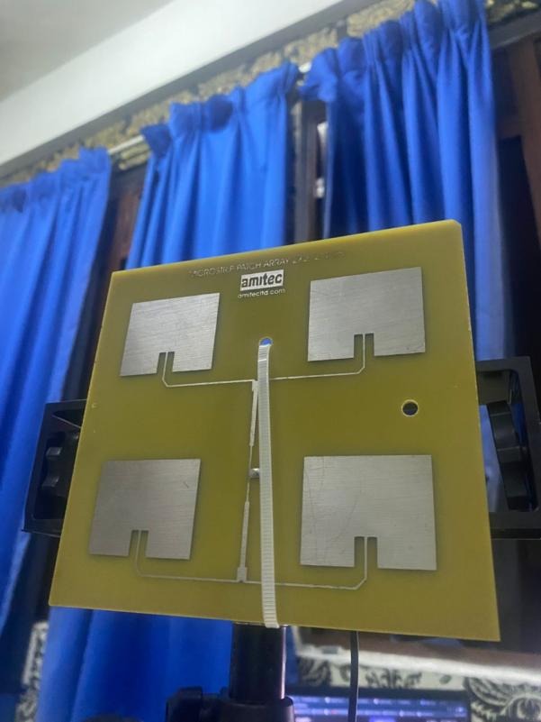 Microstrip patch antenna used for 2.4GHz Wi-Fi signal reception.